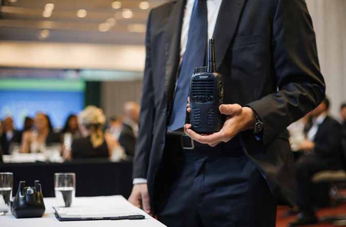 Rentar walkie talkies en Madrid: la clave para una comunicación fluida en ferias y exposiciones
